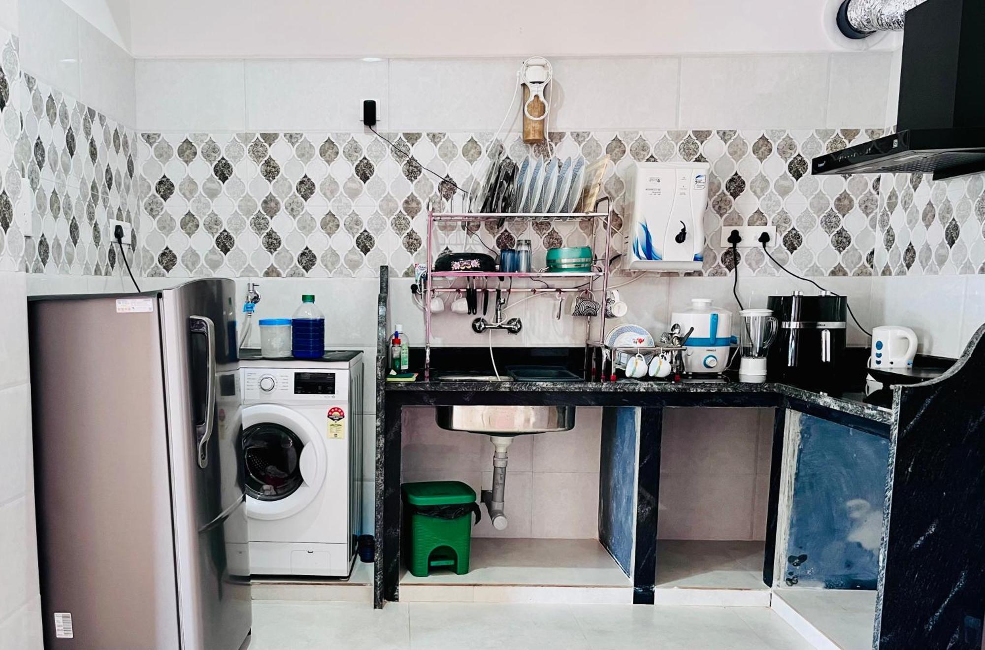 Happy Moon Homestay Aldona Bagian luar foto